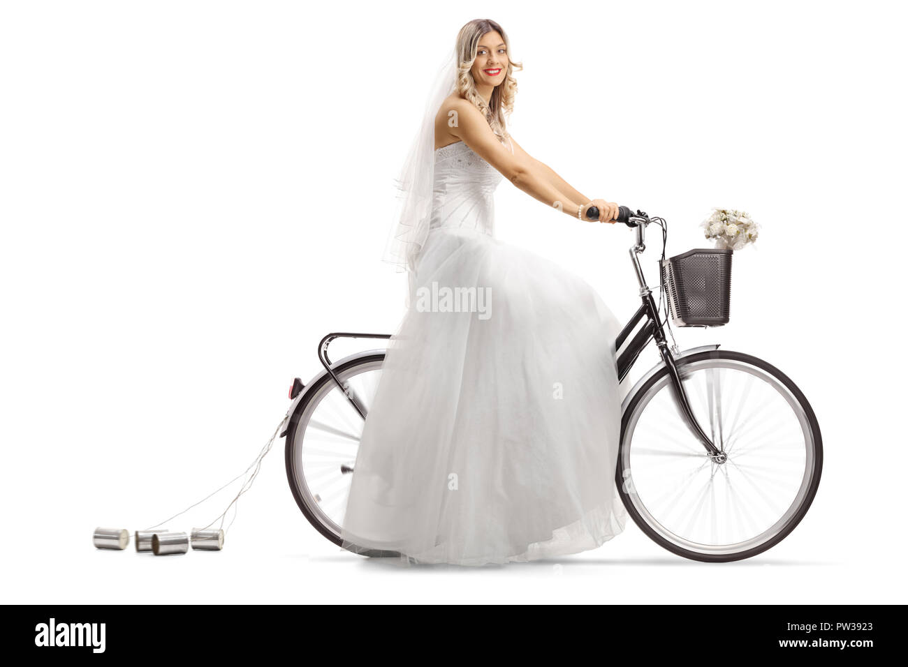 Mariée de la bicyclette et regardant la caméra isolé sur fond blanc Banque D'Images