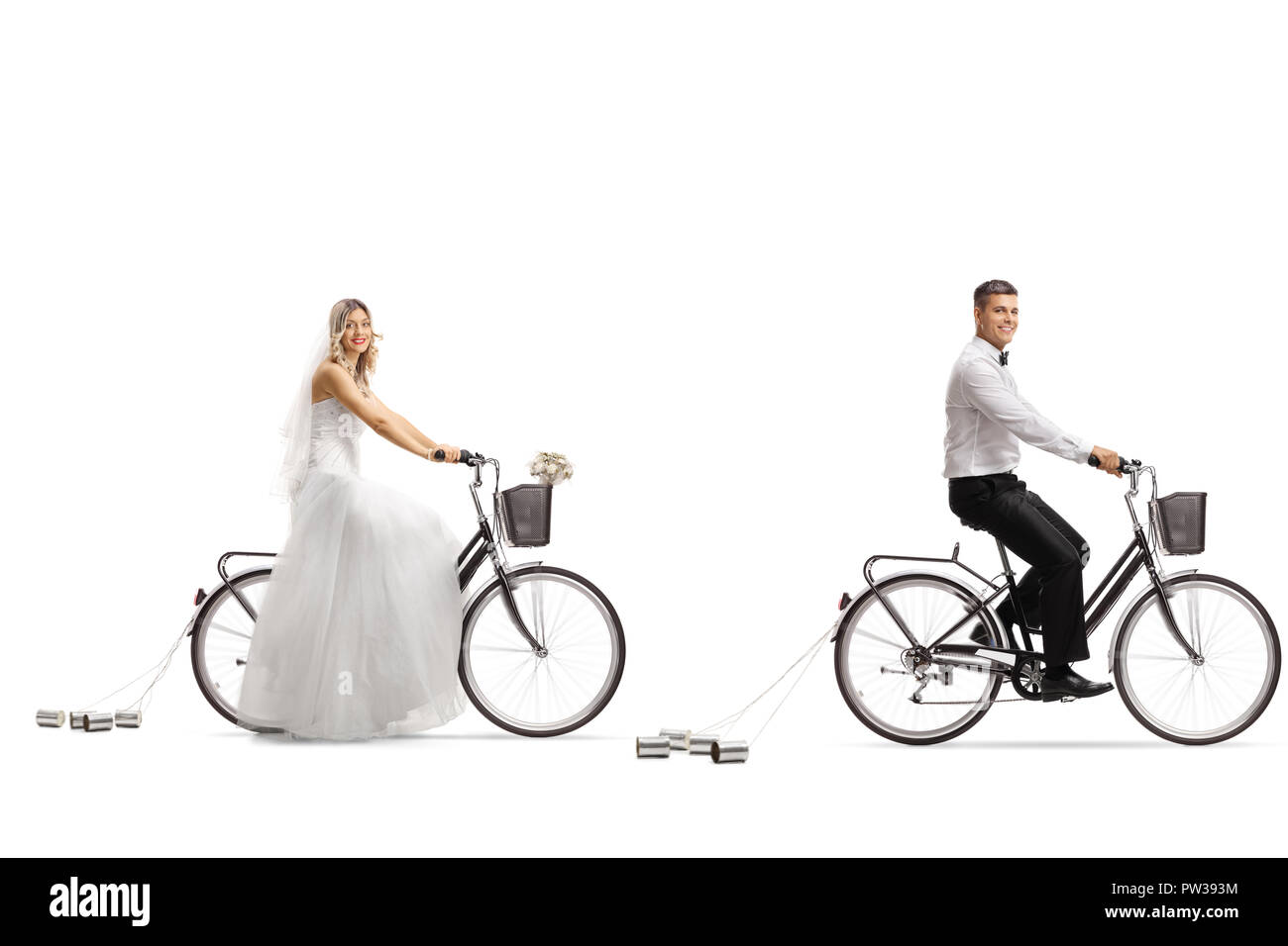 Mariée et un groom riding bicycles et regardant la caméra isolé sur fond blanc Banque D'Images