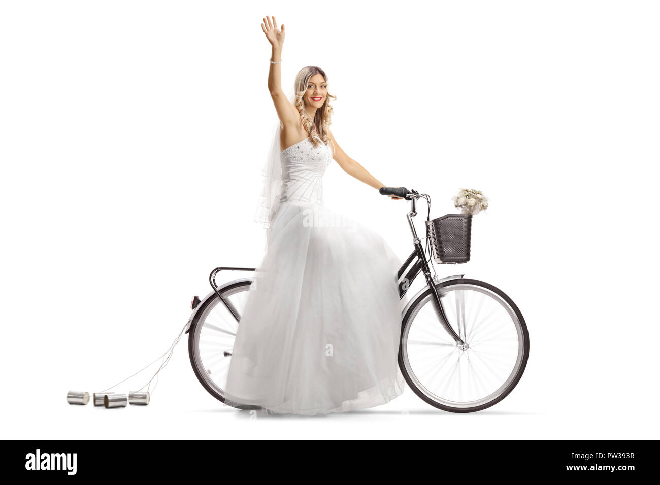 Mariée de la bicyclette et en agitant isolé sur fond blanc Banque D'Images