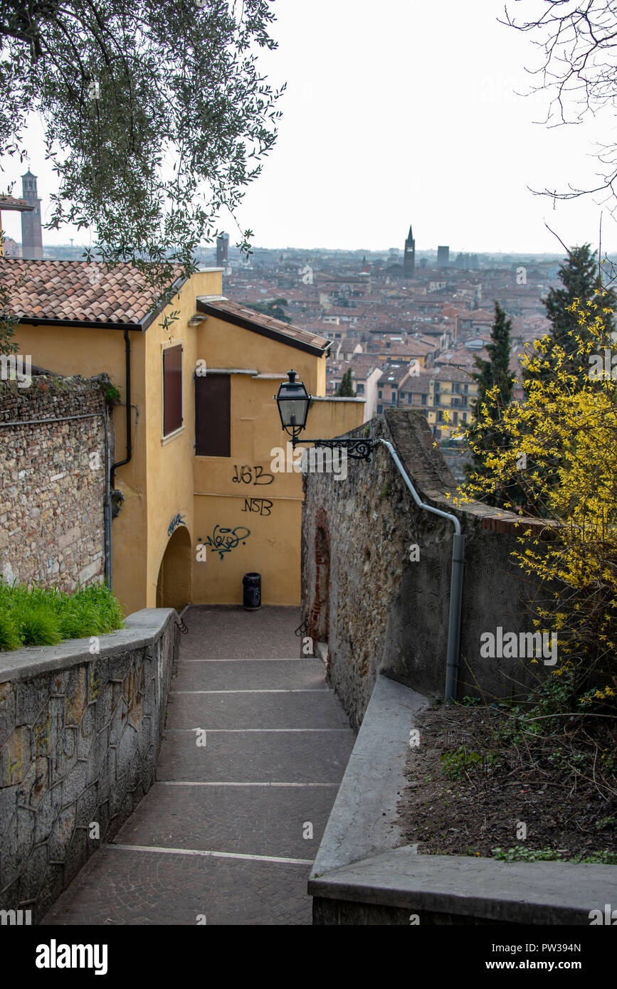 Escaliers et vue sur Vérone, Italie Banque D'Images