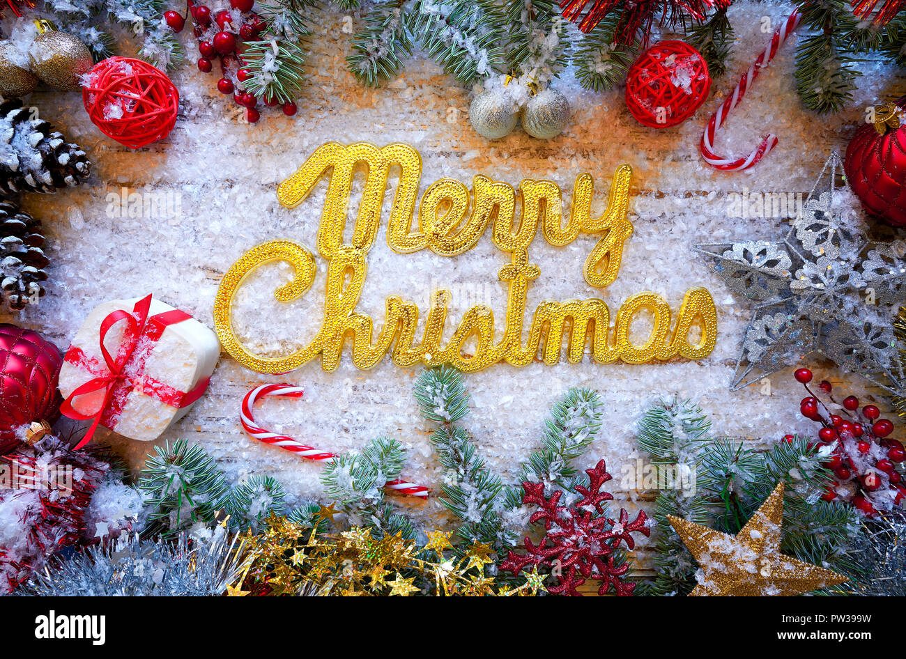 Joyeux Noel Epeler Le Mot Sur Fond Blanc De La Neige Photo Stock Alamy