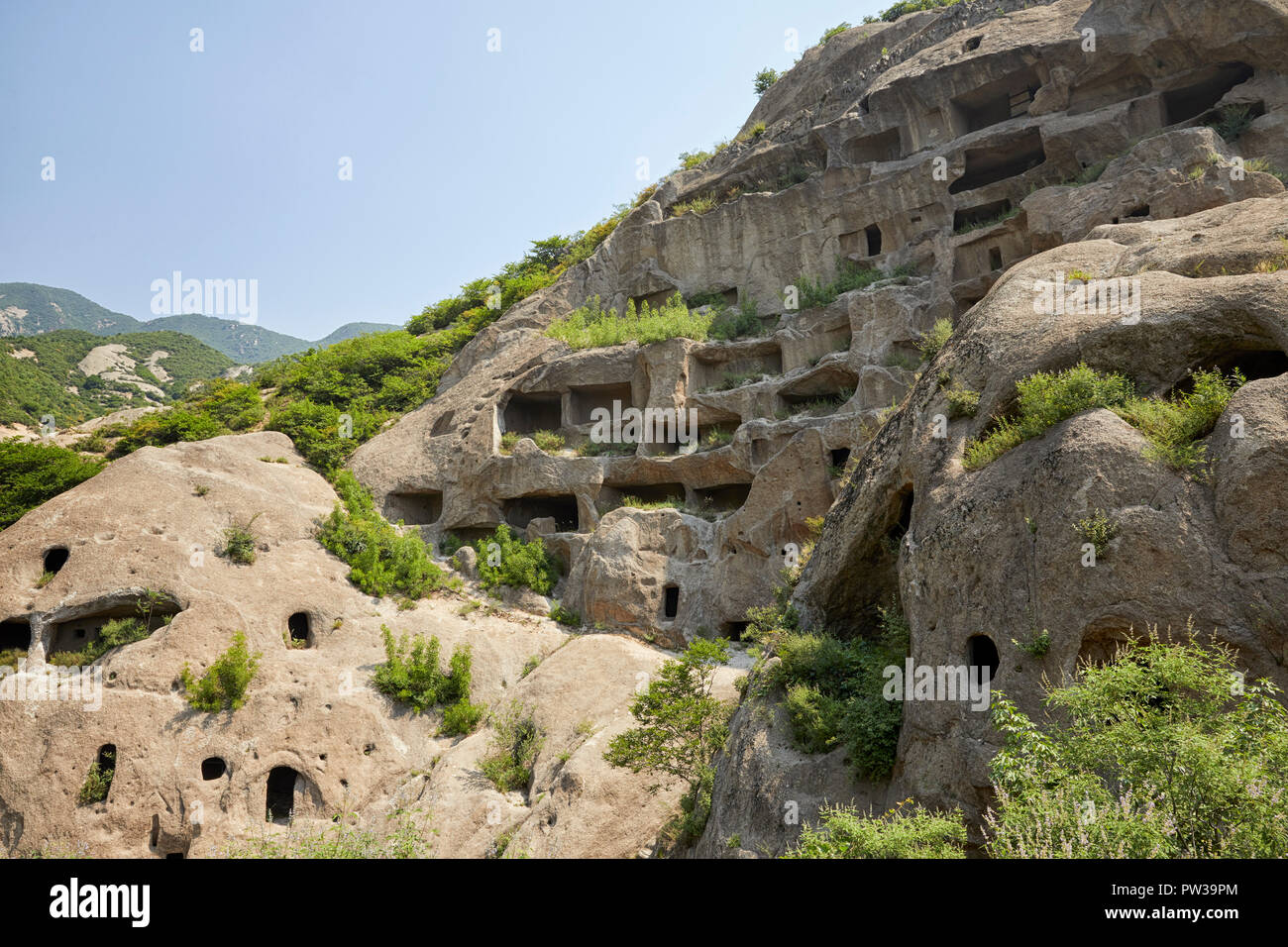 Habitation troglodytique Guyaju Guyaju anciennes grottes troglodytiques ancienne falaise Logements en Yanqing, China, Asia Banque D'Images