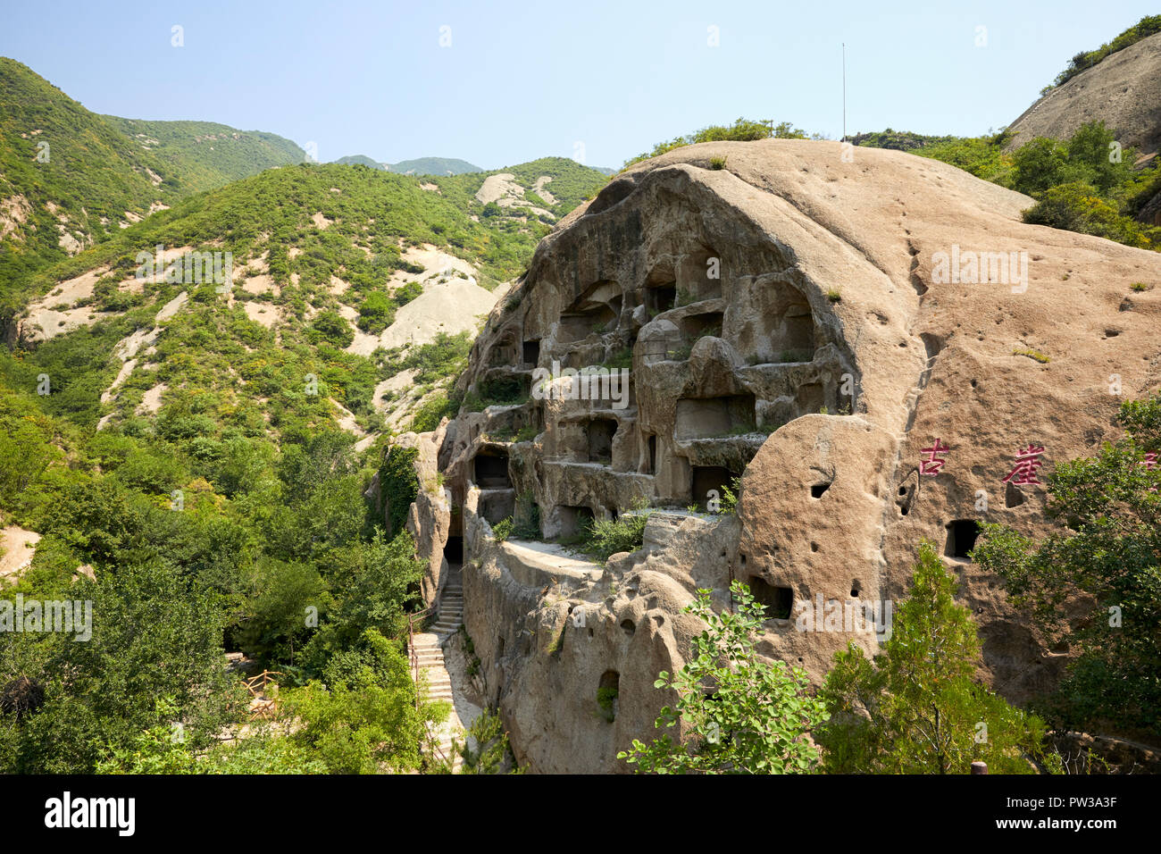 Habitation troglodytique Guyaju Guyaju anciennes grottes troglodytiques ancienne falaise Logements en Yanqing, China, Asia Banque D'Images