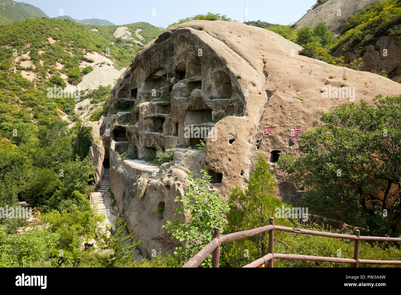 Habitation troglodytique Guyaju Guyaju anciennes grottes troglodytiques ancienne falaise Logements en Yanqing, China, Asia Banque D'Images