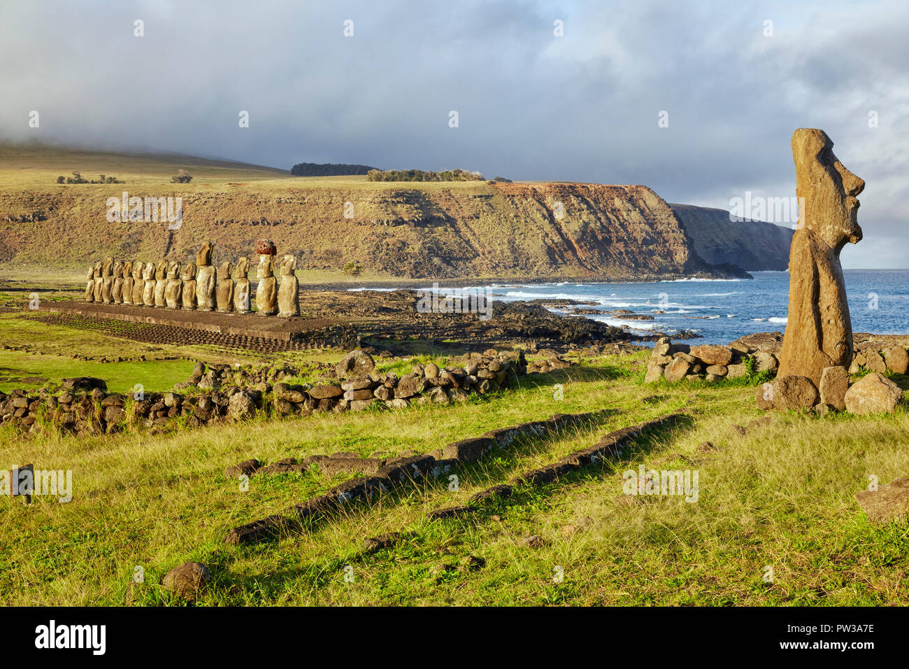 Voyageant Moai, Ahu Tongariki, Rapa Nui, l'île de Pâques, Chili, Isla de Pascua Banque D'Images