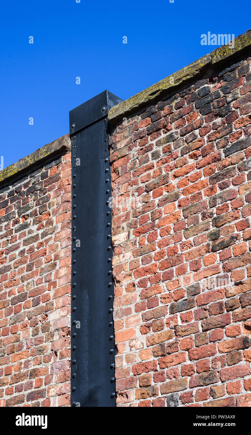 Une partie de la structure d'origine de la surcharge de fer, Liverpool terminée dans le mur de quai des Princes limite. Banque D'Images
