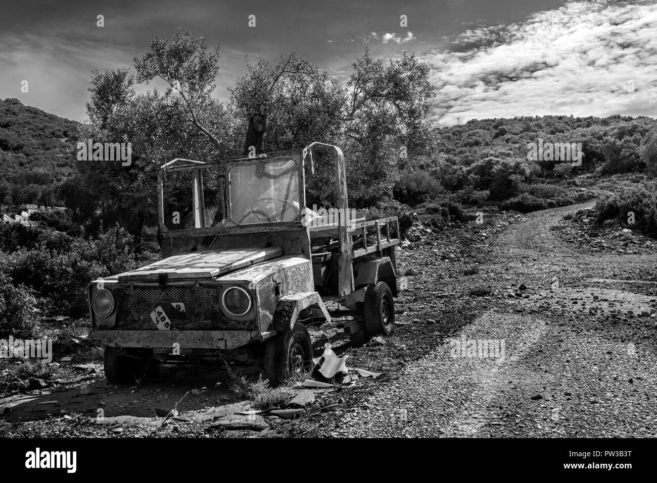 Véhicule abandonné à Alonissos, Sporades du Nord de la Grèce. Banque D'Images
