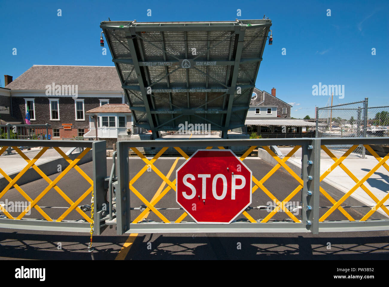 Rue de l'eau pont-levis sur l'étang de l'anguille a levé pour laisser passer les bateaux, Woods Hole, Falmouth, Comté de Barnstable, Massachusetts, USA Banque D'Images