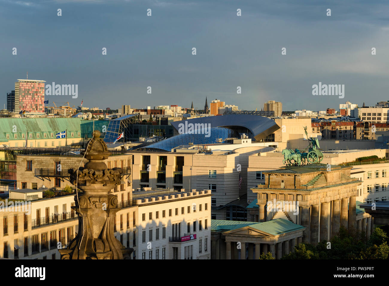 Berlin. L'Allemagne. Toits de Berlin avec vue élevée de la porte de Brandebourg (Brandenburger Tor) et de bâtiments sur la Pariser Platz, le verre distinctif r Banque D'Images