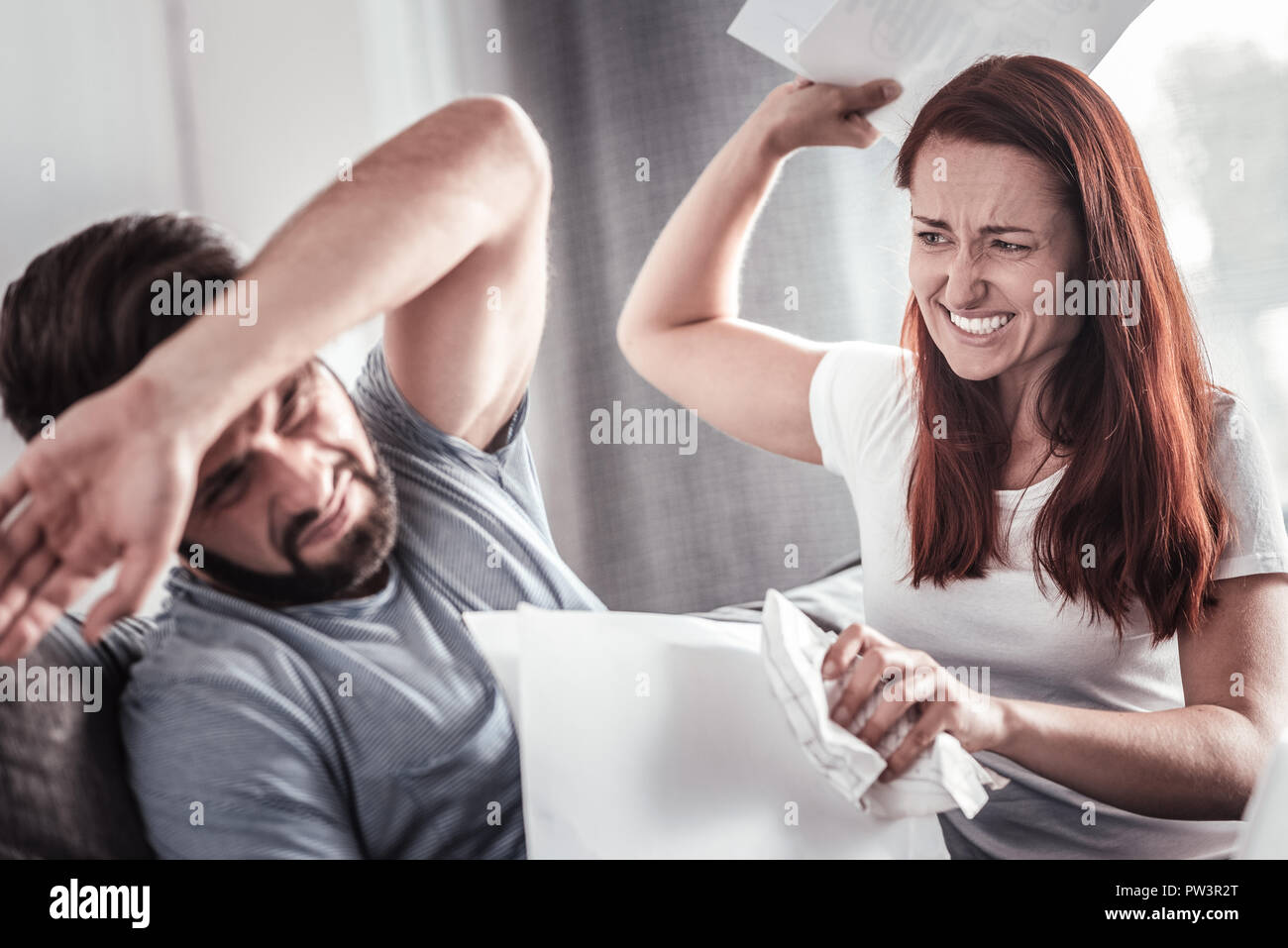 Triste en colère à la femme à son mari Banque D'Images