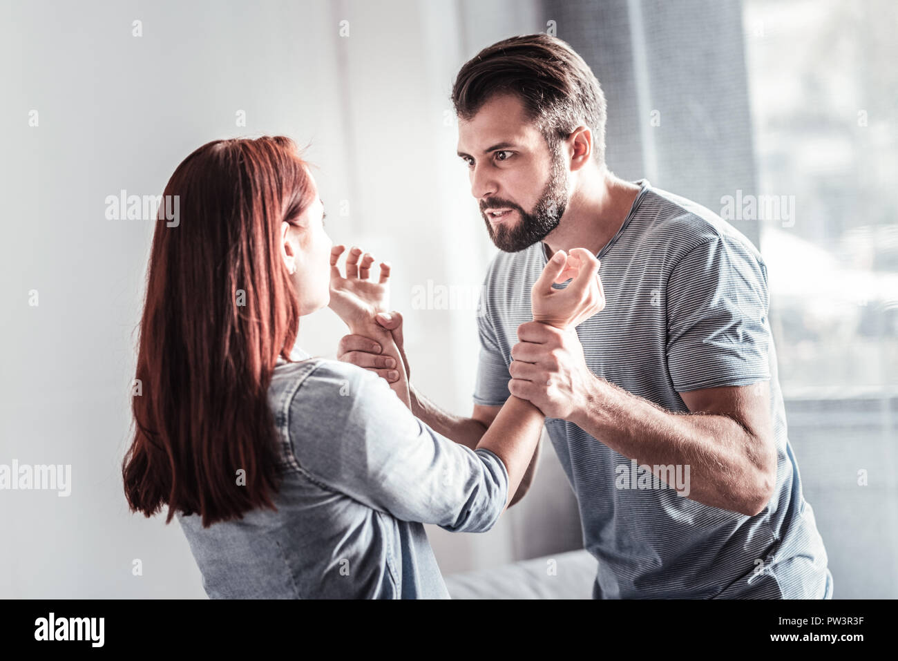 En colère contre son épouse émotionnelle man holding hands Banque D'Images