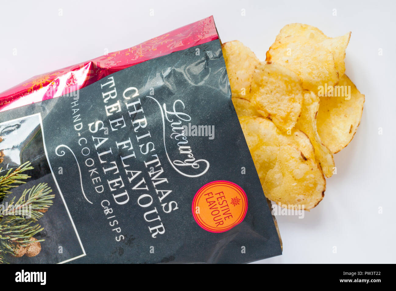 Sachet de saveur de l'arbre de Noël De Luxe Islande part salé cuit-Chips ouvert avec table des matières déversées renversé sur fond blanc Banque D'Images