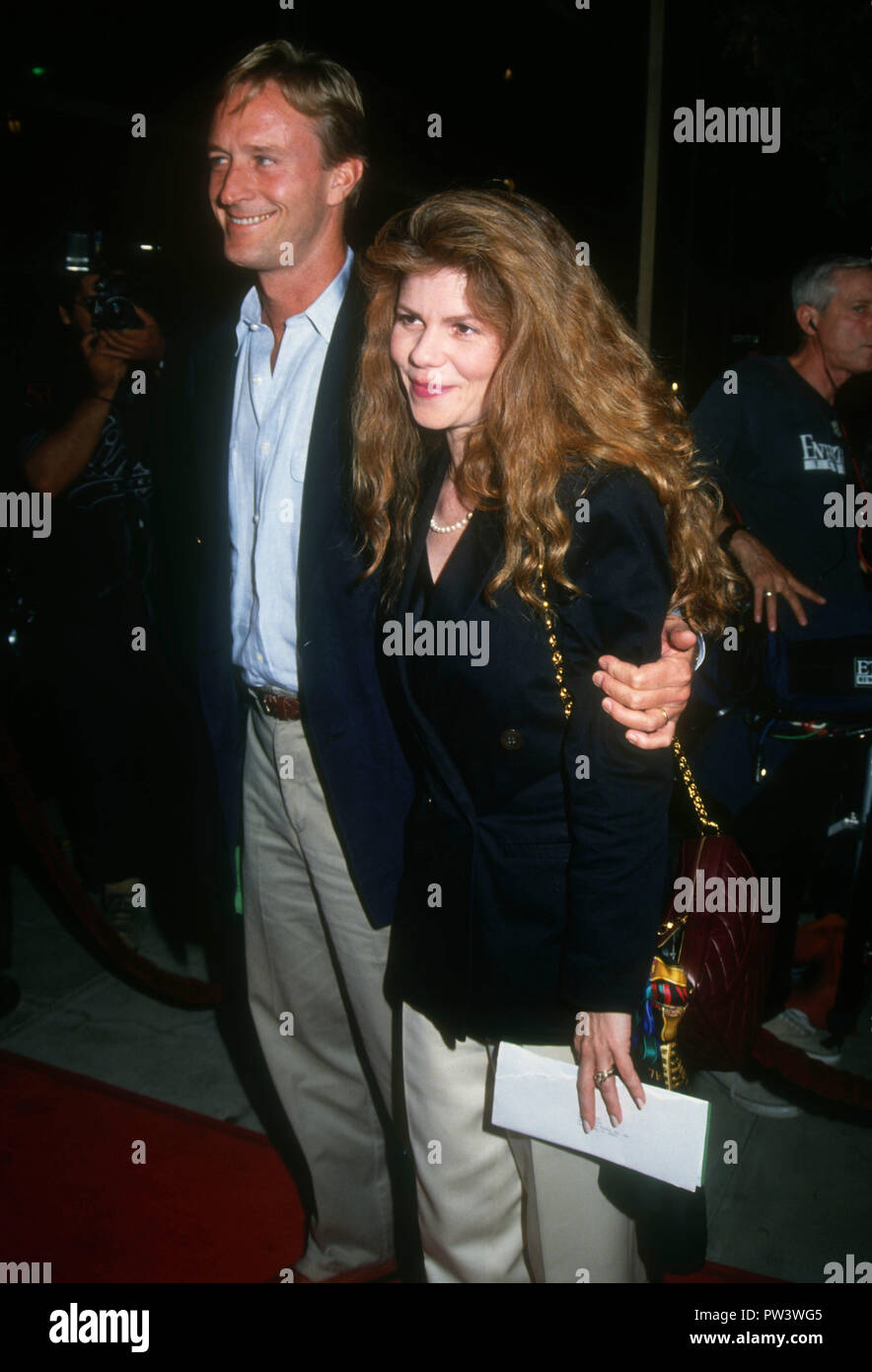 Los Angeles, CA - 1 octobre : l'Acteur Ted Shackelford et publiciste épouse Annette Wolfe assister à 'coule une rivière' Beverly Hills création le 1 octobre 1992 à l'Academy of Motion Picture Arts & Sciences Theatre de Los Angeles, Californie. Photo de Barry King/Alamy Stock Photo Banque D'Images