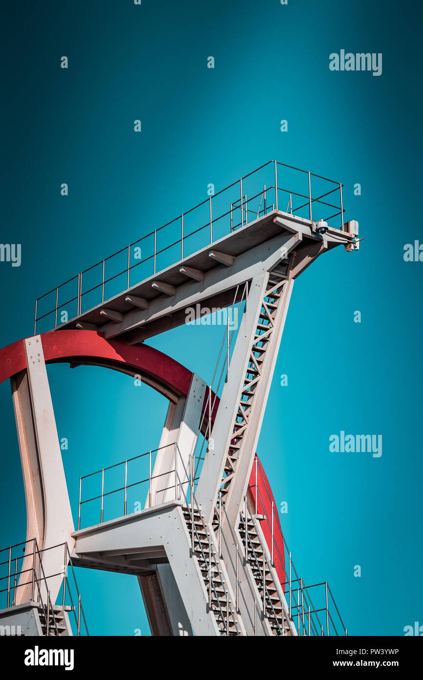 Rome, Italie, 6 octobre 2018, vieux rouge et blanc structure plongée abandonnés, dans la piscine publique locale, va bientôt être démoli. Les lois de construction locales ont le dernier Banque D'Images