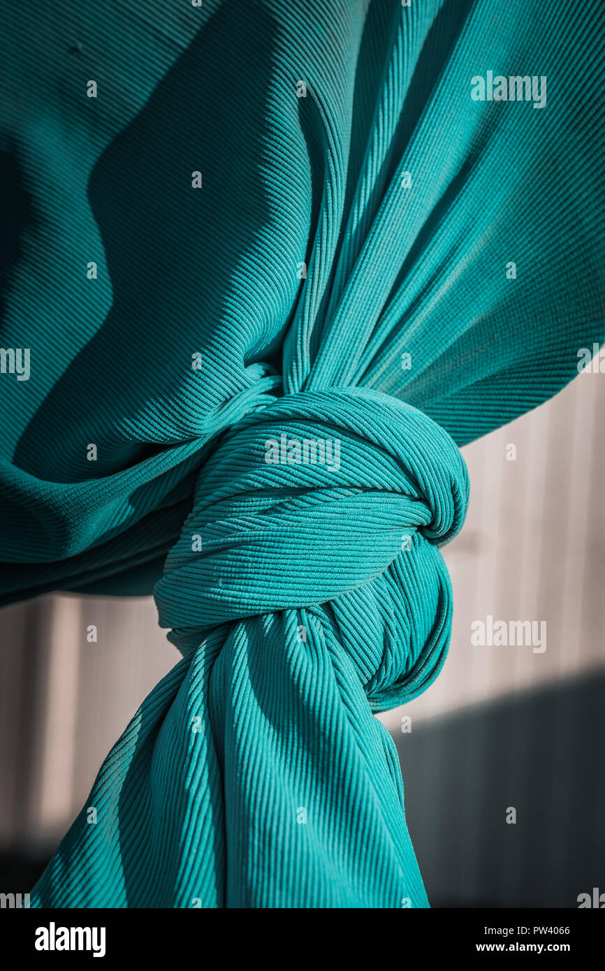 Plus de détails à partir de cabines de plage blanc en Europe. Journée ensoleillée, vent écharpe bleue en premier plan, constructeurs de refuges minimaliste dans l'arrière-plan. Endroit calme Banque D'Images