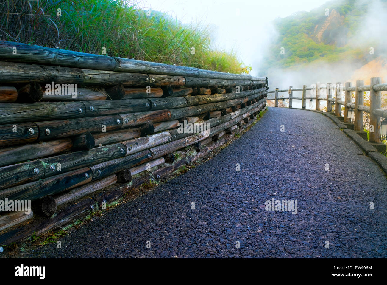 Balade façon Jigokudani, ou l'Enfer Vallée, la principale source de l'Noboribetsu Onsen Hokkaido au Japon Banque D'Images