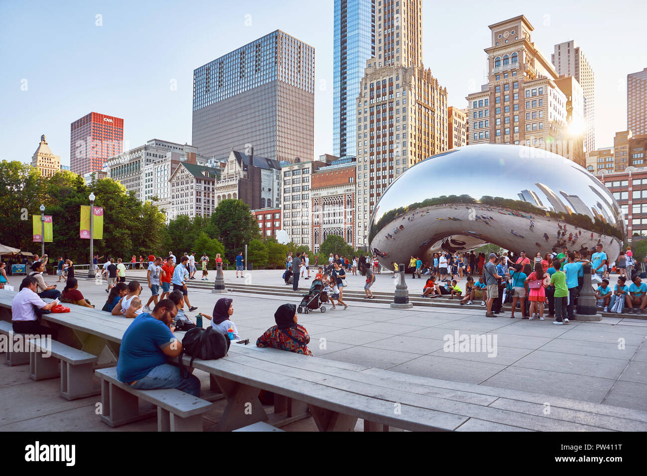 Une vue du sud-ouest d'AT&T Plaza et la Sculpture Cloud Gate à Chicago, Illinois, Boucle, United States Banque D'Images