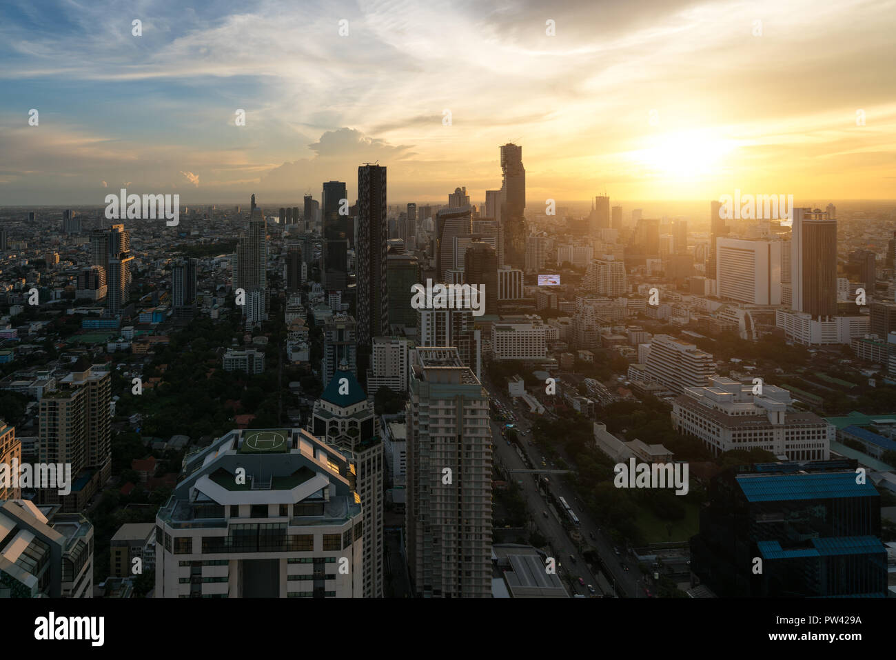 Immeuble moderne dans le quartier des affaires de Bangkok à Bangkok city skyline avec avant le coucher du soleil, en Thaïlande. Banque D'Images
