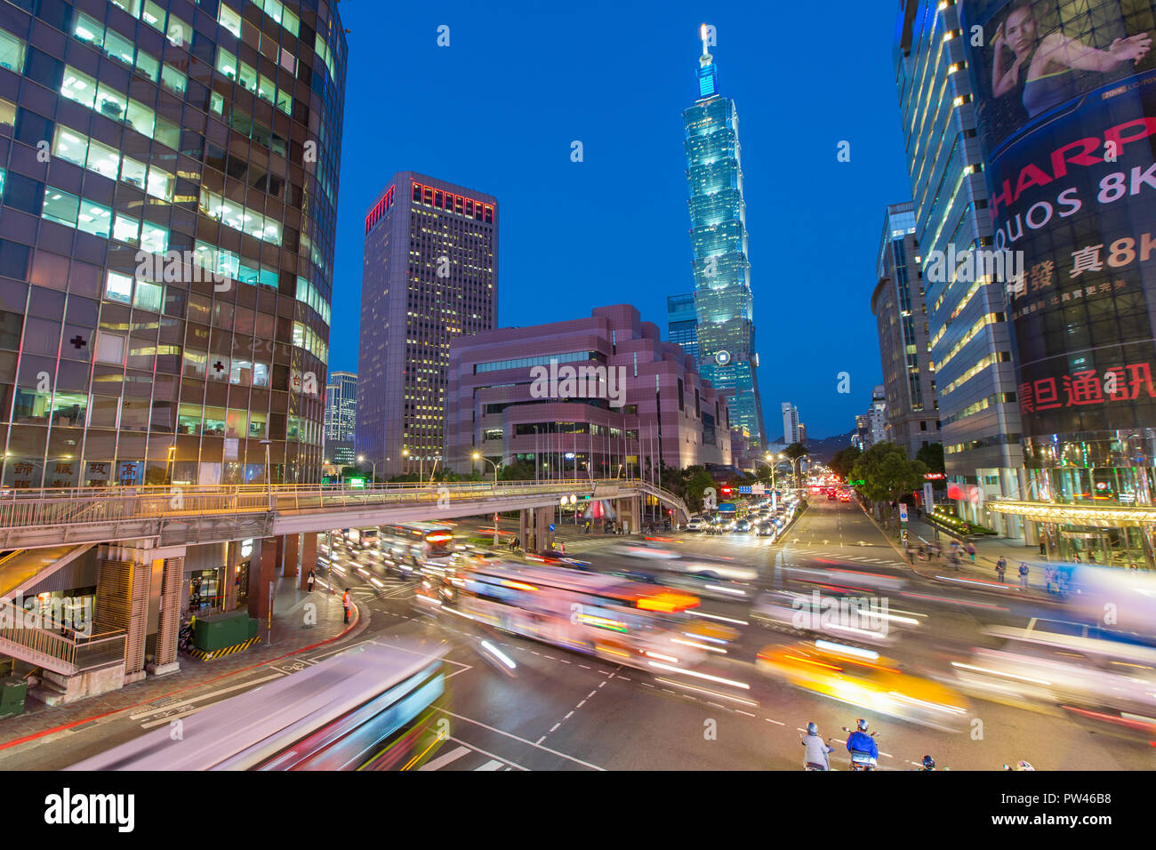Taiwan, Taipei, le trafic en face de Taipei 101 à une intersection du centre-ville animé dans le quartier Xinyi Banque D'Images
