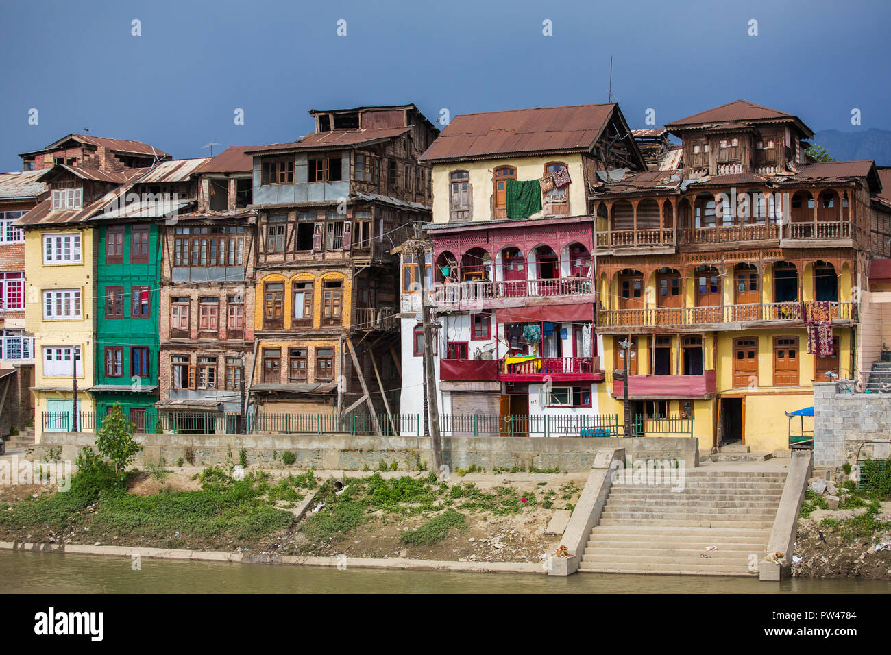 Srinagar, Inde - 15 juin 2017 : Riverside vue sur la vieille ville de Srinagar à partir de l'un des ponts sur la rivière Jhelum, Jammu-et-Cachemire, en Inde. Banque D'Images