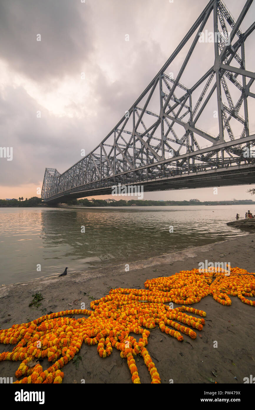 Howrah Bridge - l'historique pont en porte-à-faux sur le fleuve Hooghly à Kolkata, Inde Banque D'Images