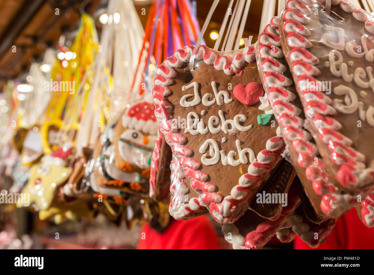 Coeurs d'épices au Marché de Noël allemand. Sur le pain d'épice traditionnel cookies écrit "I love you" en allemand. Banque D'Images