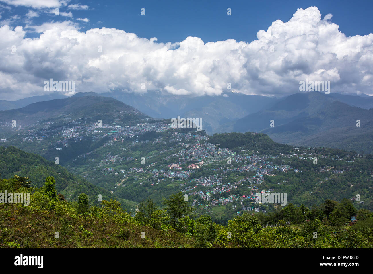 Belle vue de la ville de Gangtok, capitale du Sikkim, Etat du nord de l'Inde. Banque D'Images