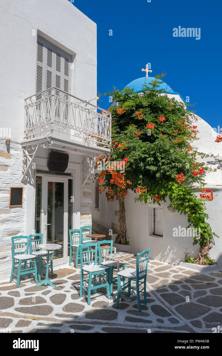 Café en plein air traditionnel et confortable de l'église grecque sur la magnifique rue étroite à Parikia town sur l'île de Paros, Grèce Banque D'Images