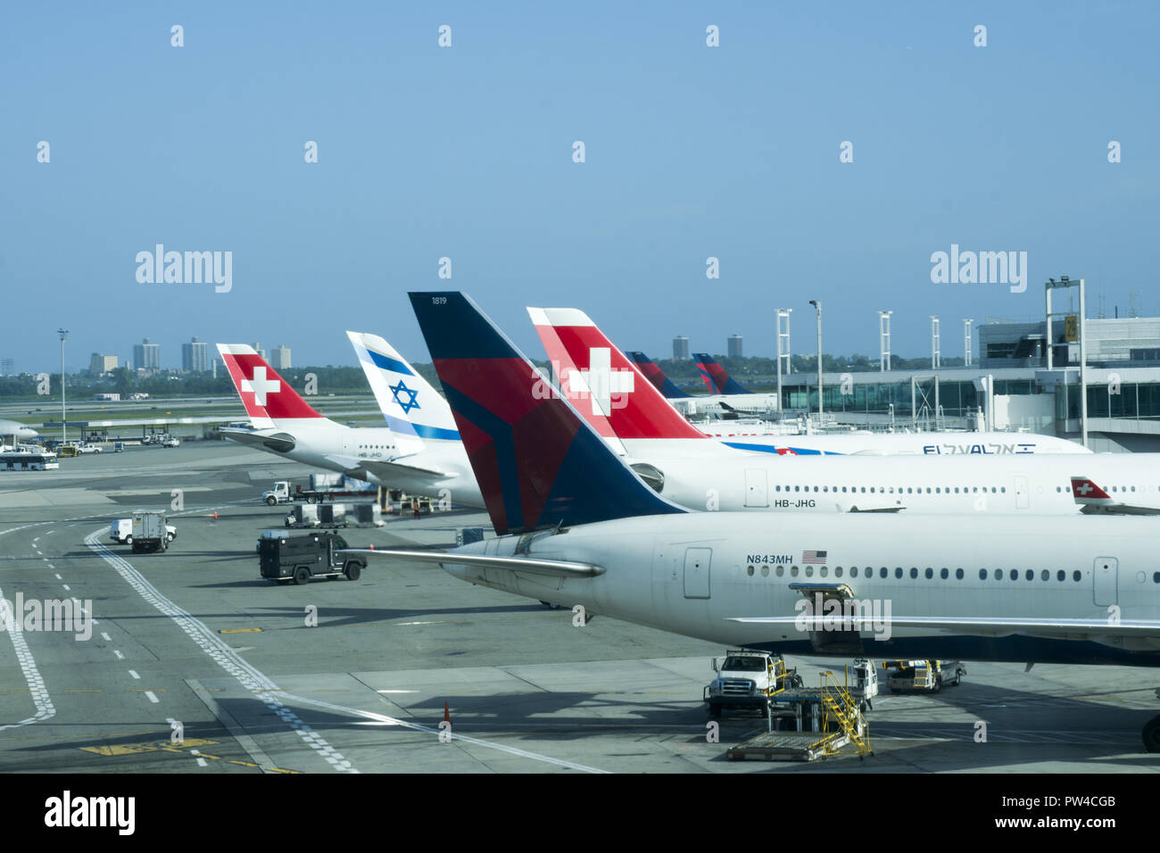 International Airlines, Delta, Swiss Re et les avions israéliens sur le tarmac de l'Terminlal 4 internationale de l'aéroport JFK à New York. Plusieurs vols quitter tôt dans la soirée pour arriver le matin en Europe. Banque D'Images