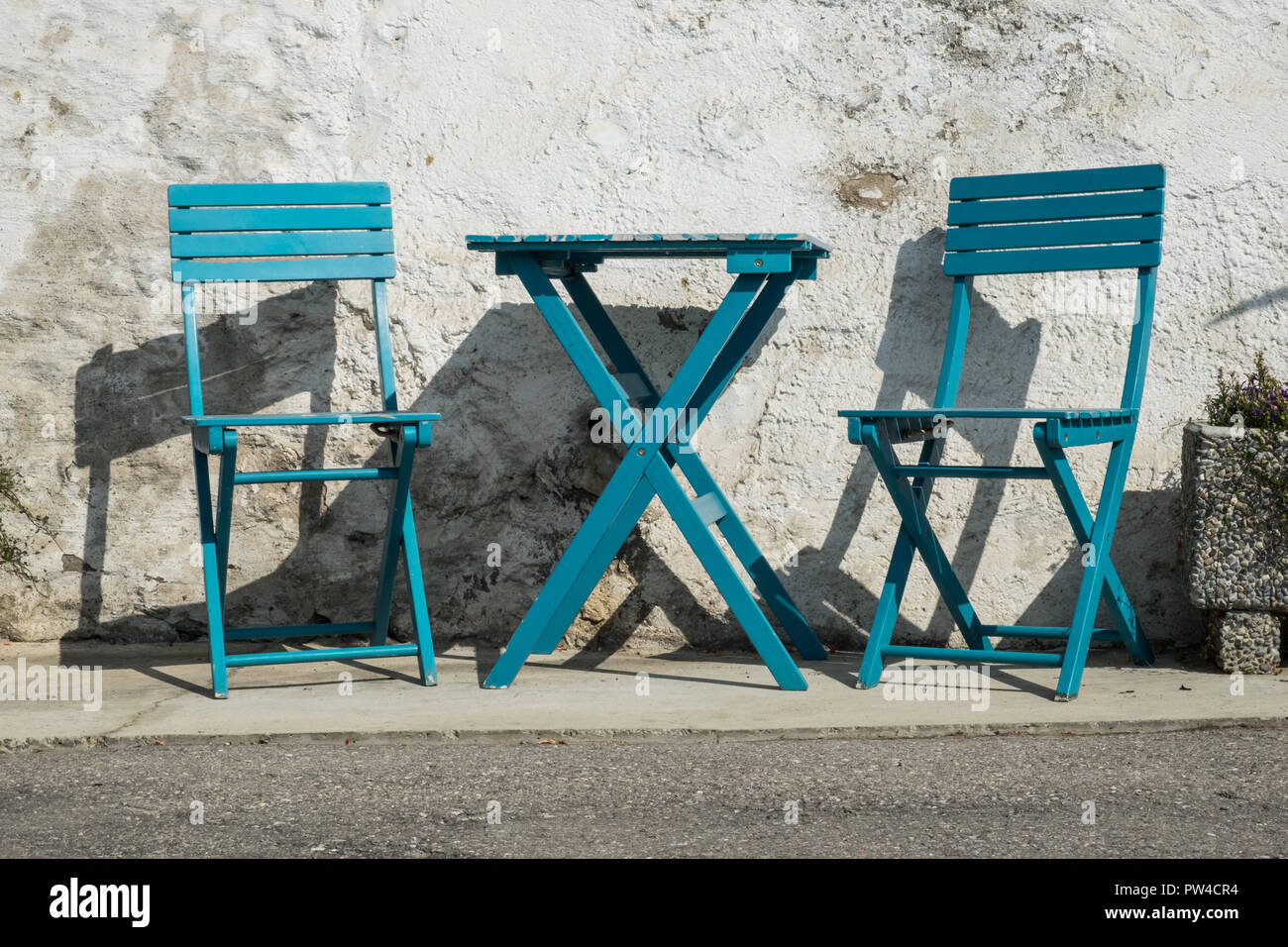 Chaises bleu pittoresque dans une rue d'un village de Swiss Banque D'Images