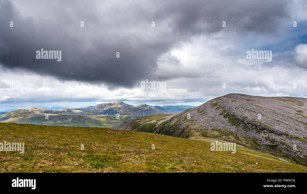 En regardant vers le Beinn Dearg hills et au premier plan le sommet de Liath Beinn Mhor Fannaich à Scottish Highlands Banque D'Images