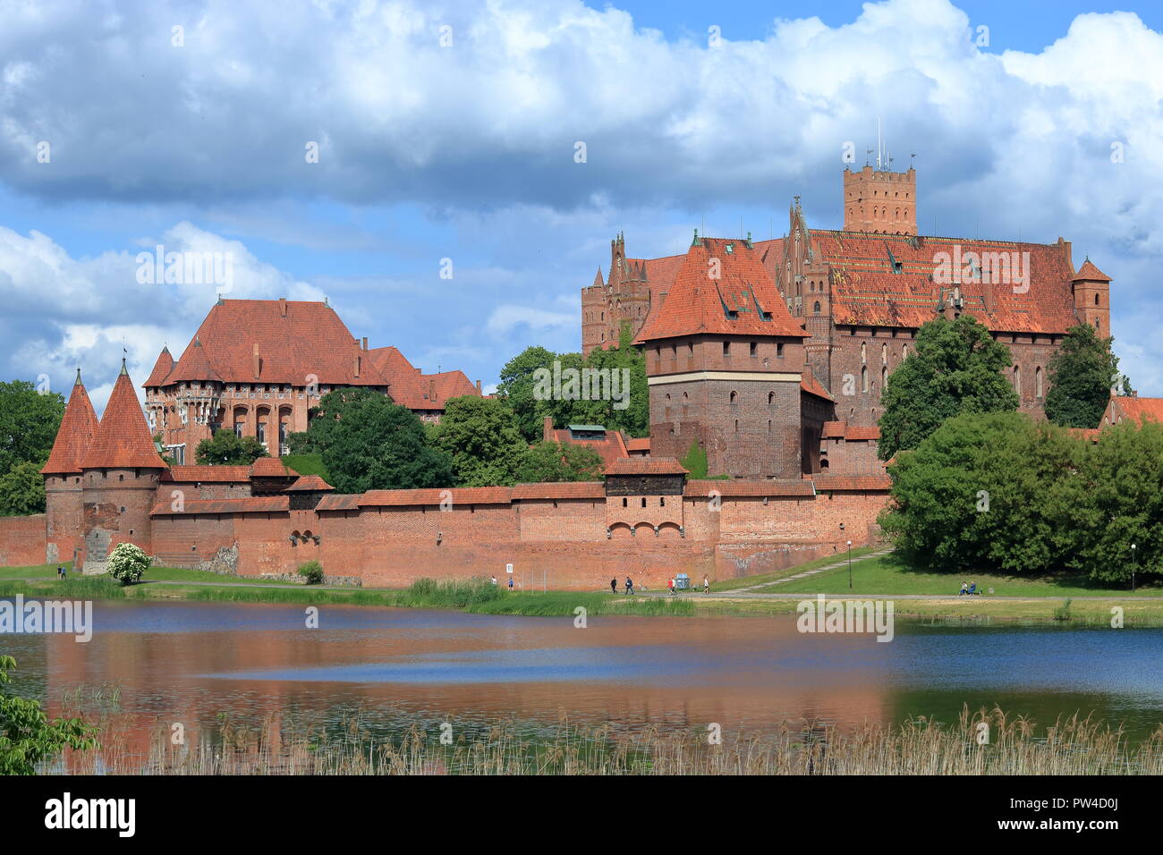 Vie panoramique à l'UNESCo world heritage site forteresse, château Teutonique de Malbork, Pologne, rivière, fleuve, magnifique ville, nuages dans le ciel. Banque D'Images