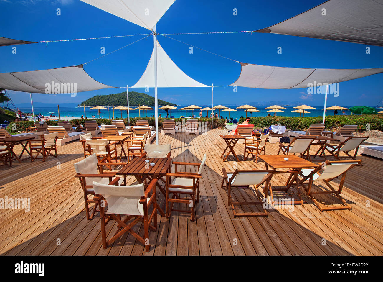 Bar de plage à plage Kastani, île de Skopelos, Sporades du Nord, Magnessia, Thessalie, Grèce. Banque D'Images