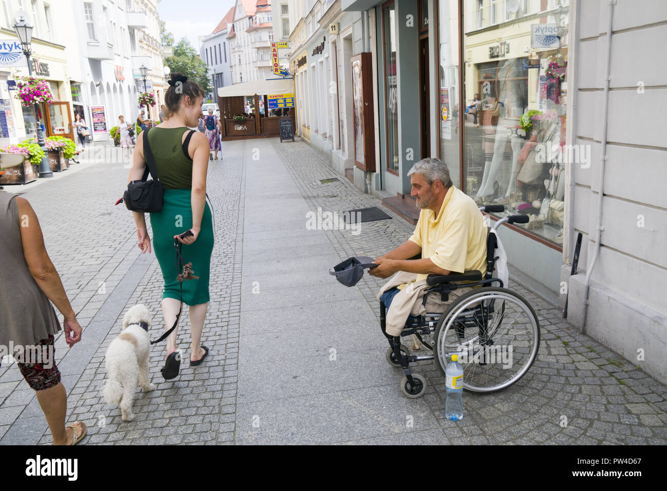 Homme handicapé en fauteuil roulant : demander de l'aide à Zielona Gora, Pologne. Banque D'Images