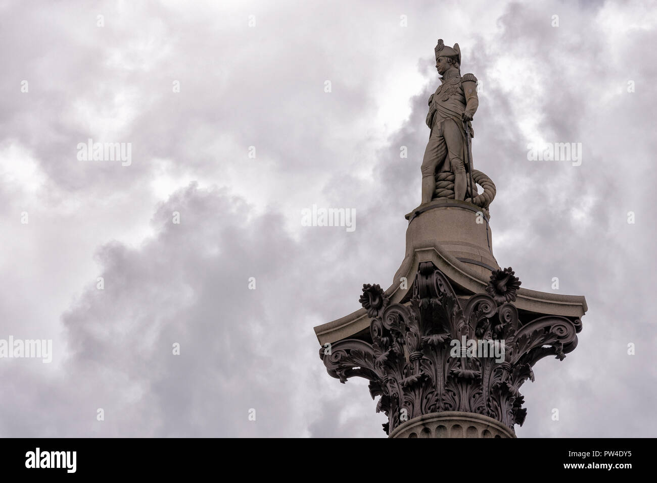 Low angle view de la Colonne Nelson contre ciel nuageux Banque D'Images