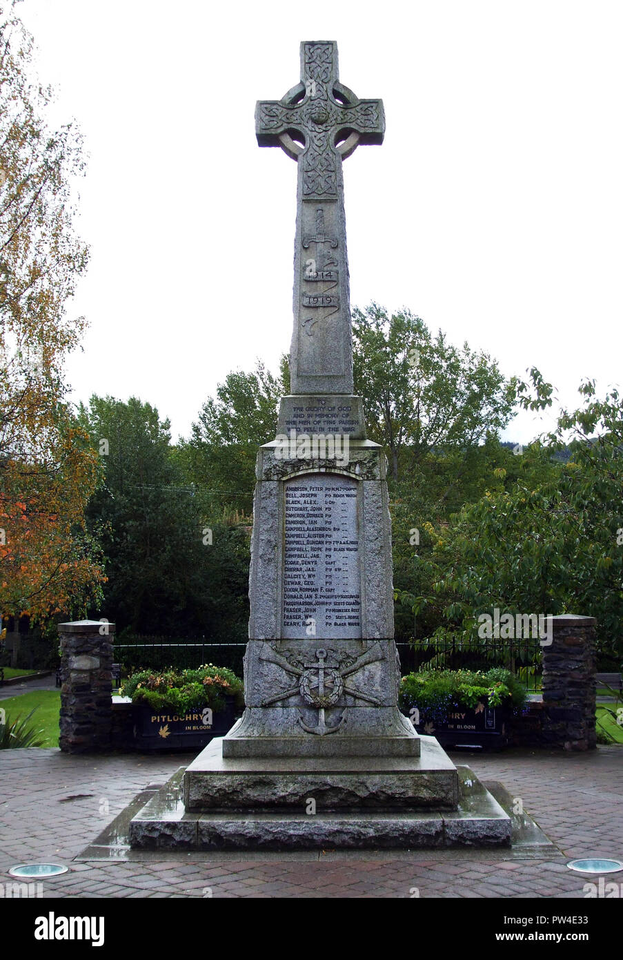 Le monument aux morts dans la ville écossaise de Pitlochry qui commémore les soldats courageux qui se sont battus et sont morts dans les deux guerres mondiales. Banque D'Images