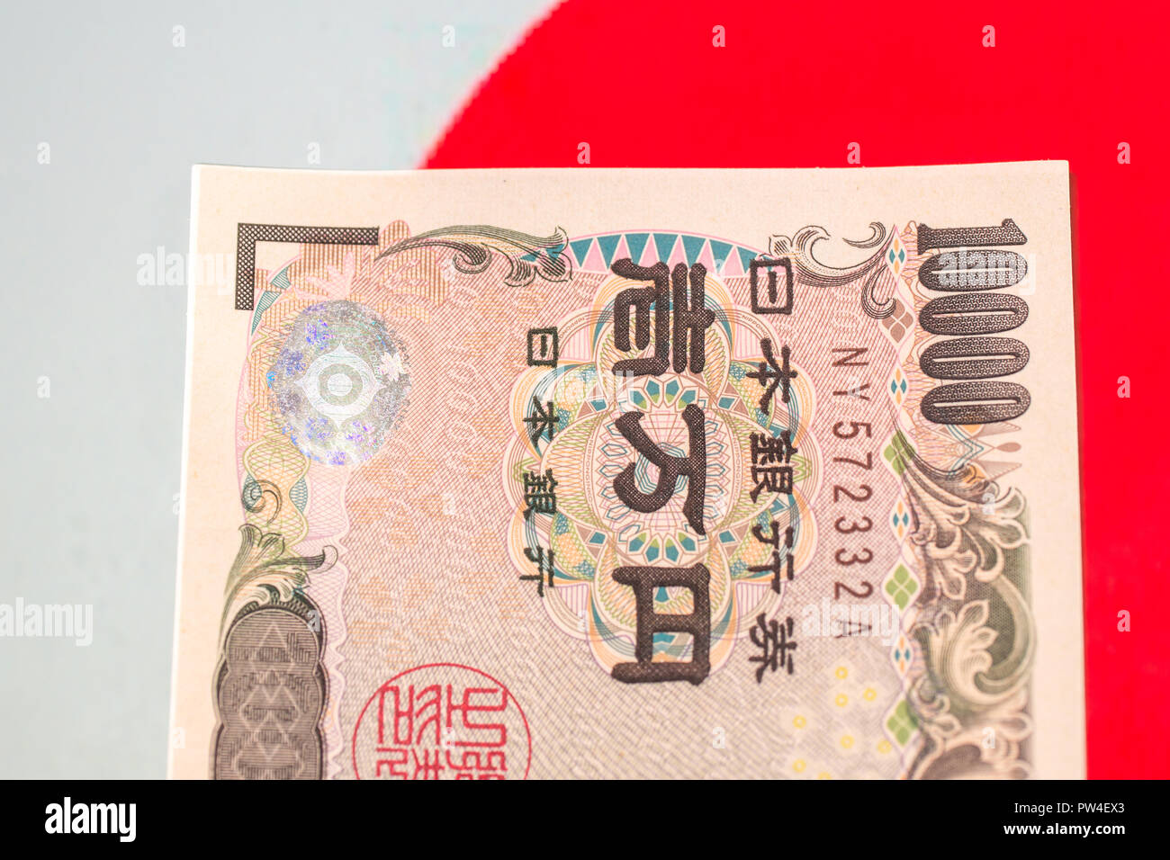 Billets de monnaie japonaise , Yen japonais sur le drapeau japonais. Banque D'Images