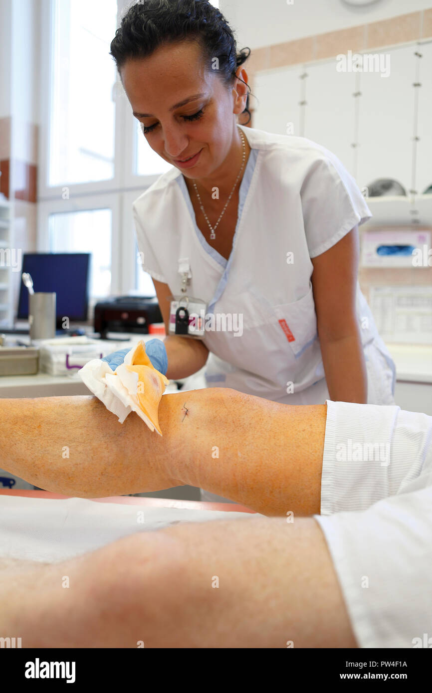 Infirmière traite le genou, département de chirurgie, les services de santé Banque D'Images