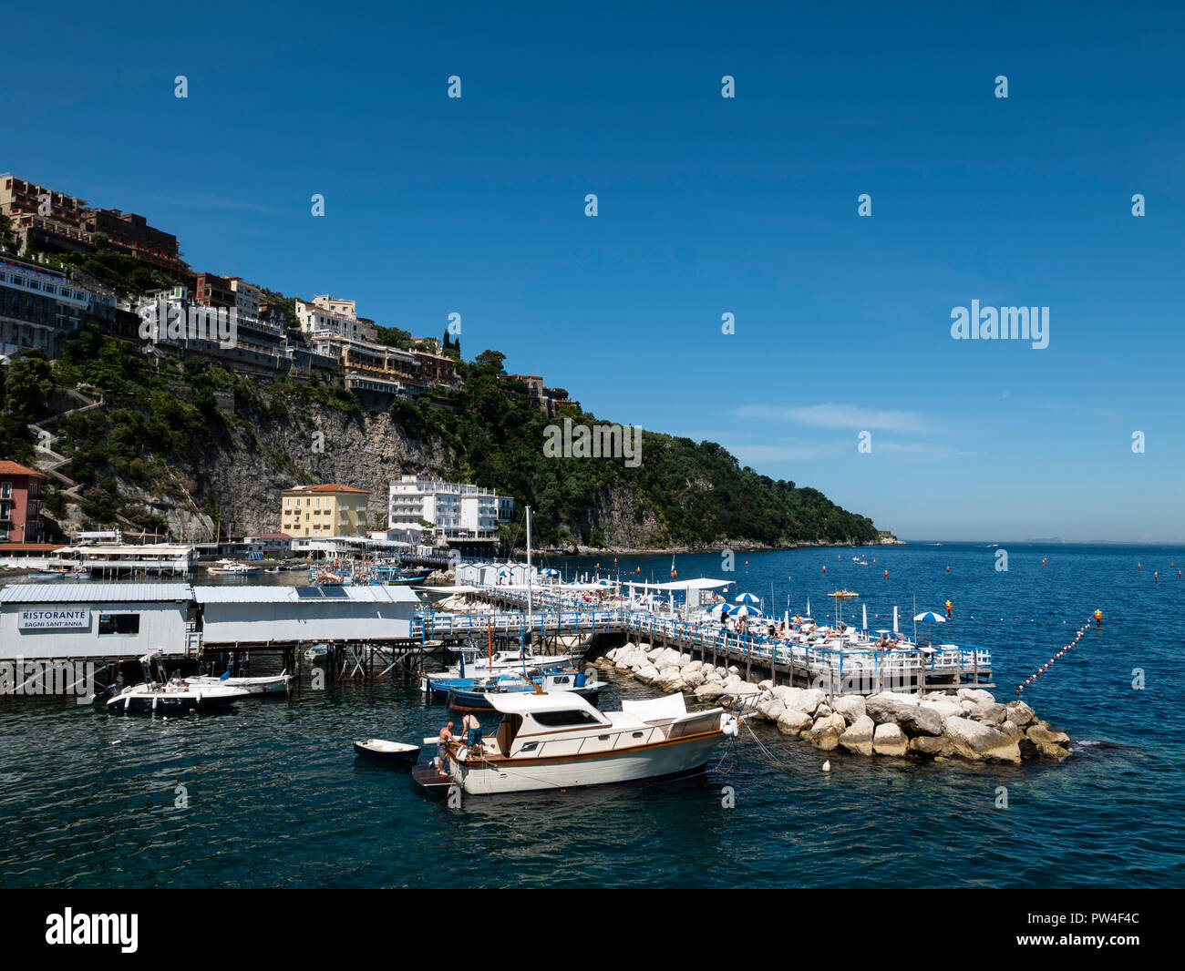 Les petits bateaux amarrés à la Marina Grande, Sorrente, Campanie, Italie. Banque D'Images