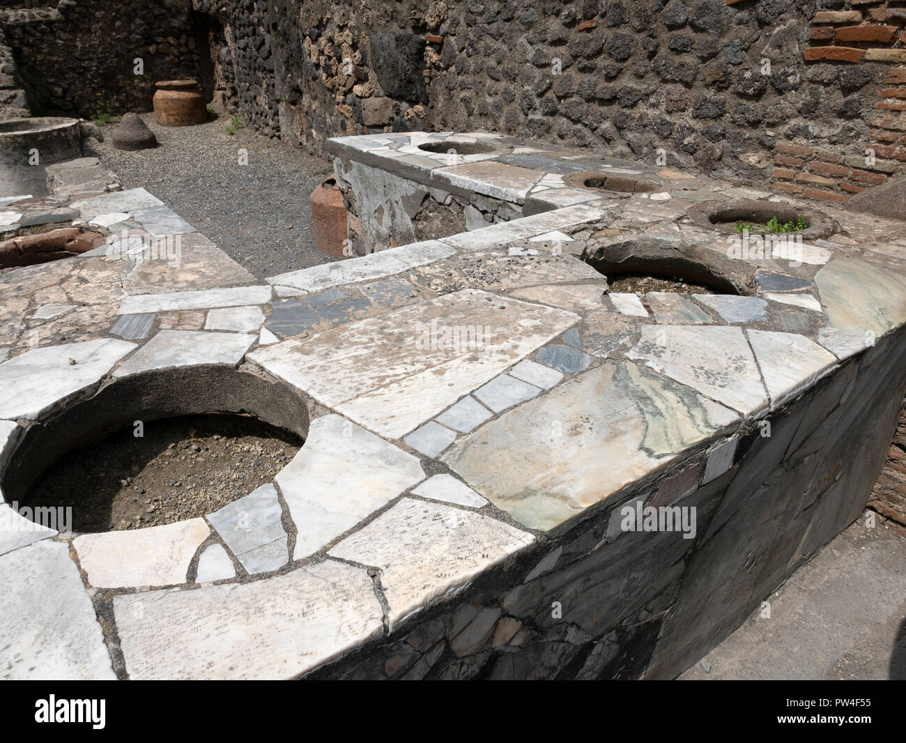 Les ruines de vendeurs de nourriture / boutiques dans Pompéi, détruite par le Vésuve erruption volcanique en 79AD. Pompei, Campanie, Italie. Banque D'Images