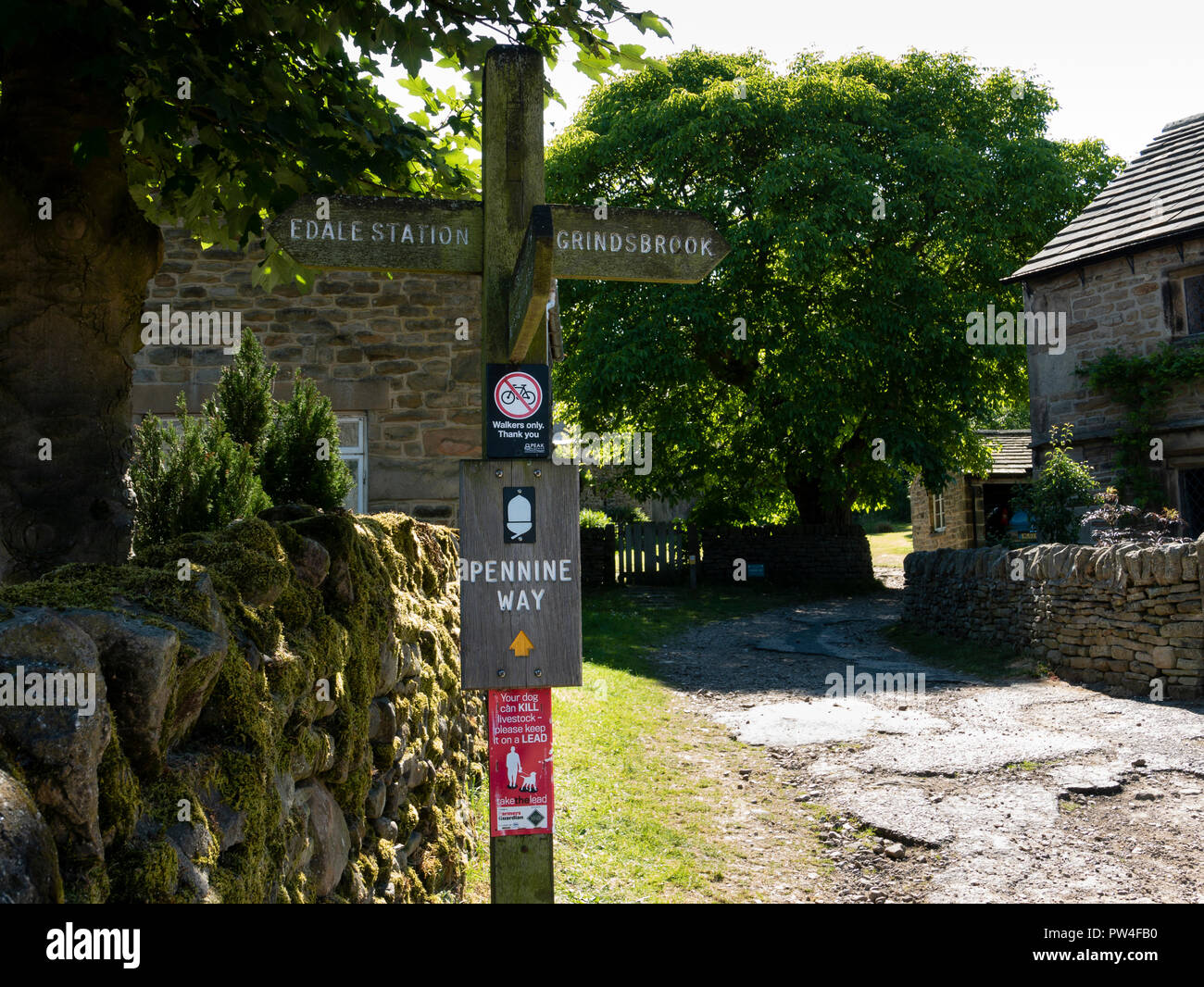 Début de la Pennine Way, Edale, Hope Valley, parc national de Peak District, Derbyshire, Angleterre. Banque D'Images