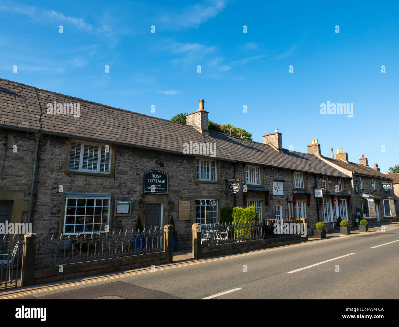 Cross Street, Castleton, le parc national de Peak District, Derbyshire, Angleterre, Royaume-Uni. Banque D'Images