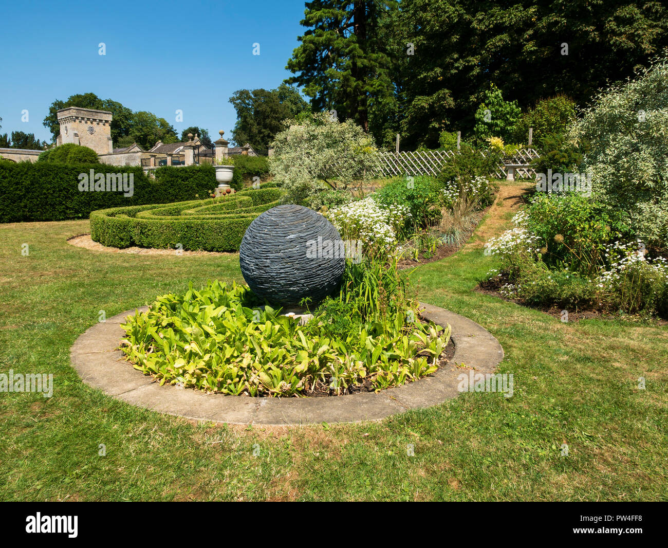 L'espace blanc Jardin, jardins clos, Easton Easton, Grantham, Lincolnshire, Angleterre, Royaume-Uni. Banque D'Images