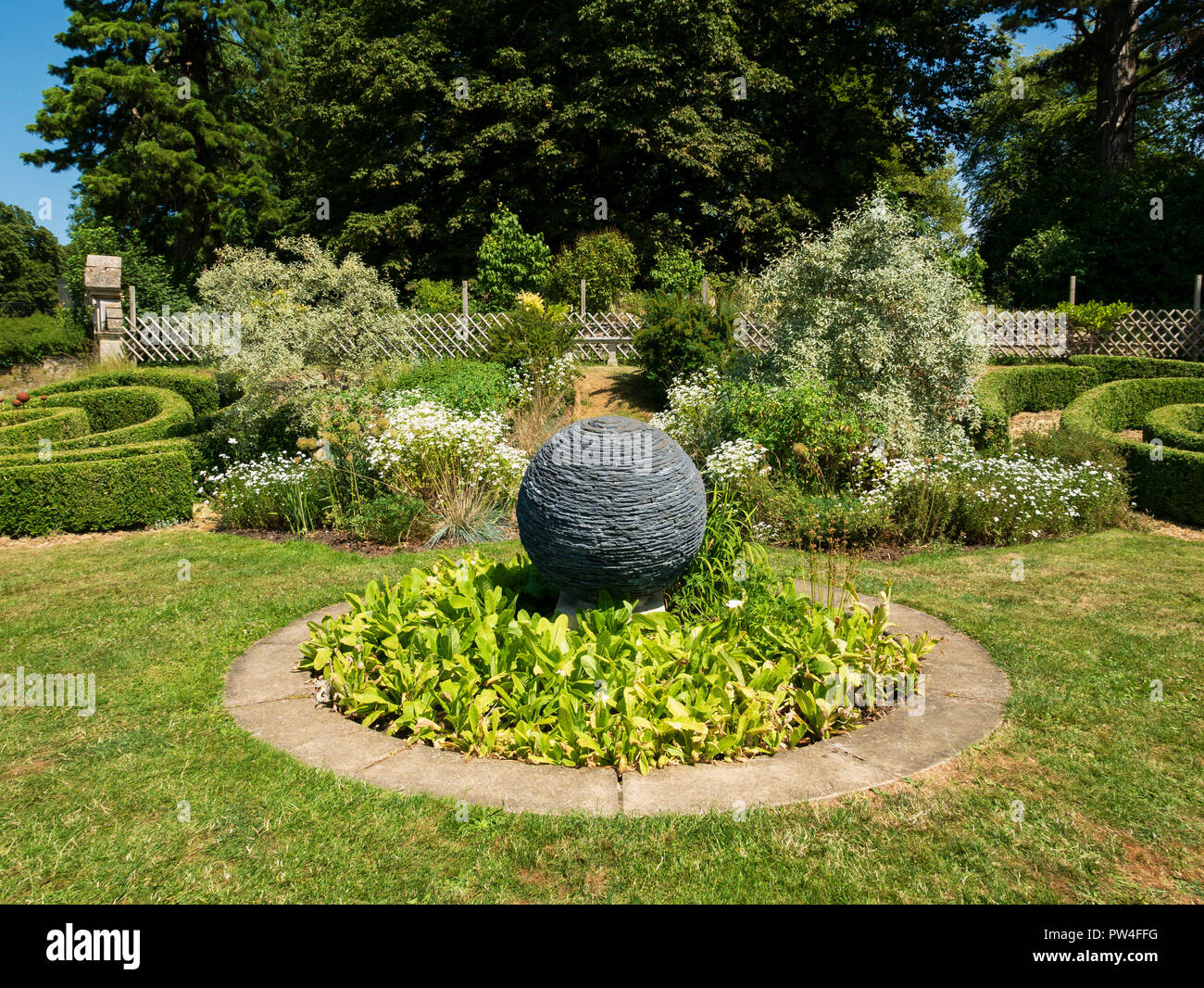 L'espace blanc Jardin, jardins clos, Easton Easton, Grantham, Lincolnshire, Angleterre, Royaume-Uni. Banque D'Images