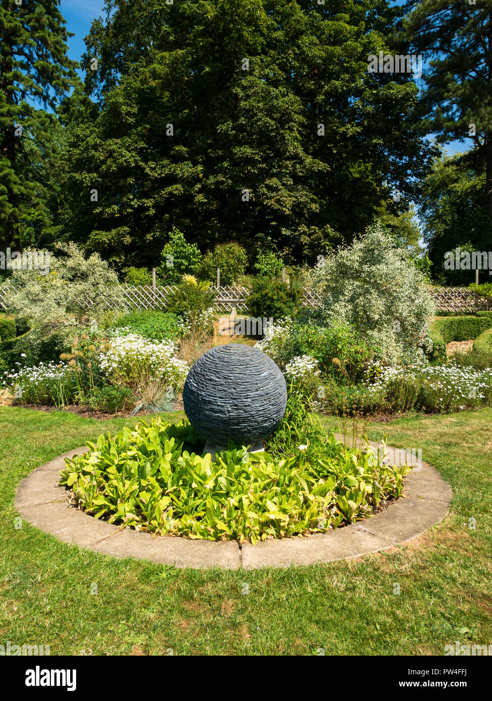 L'espace blanc Jardin, jardins clos, Easton Easton, Grantham, Lincolnshire, Angleterre, Royaume-Uni. Banque D'Images