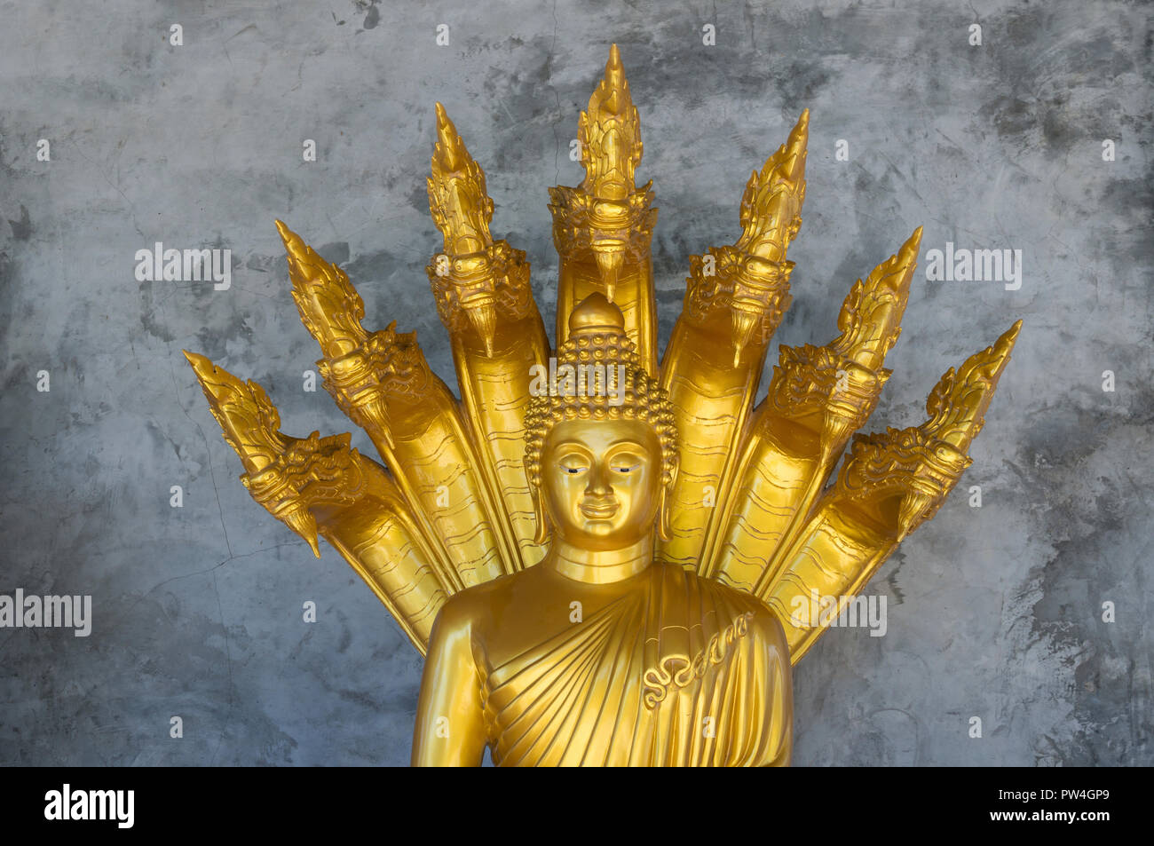 Close-up of Buddha statue contre mur de temple Banque D'Images