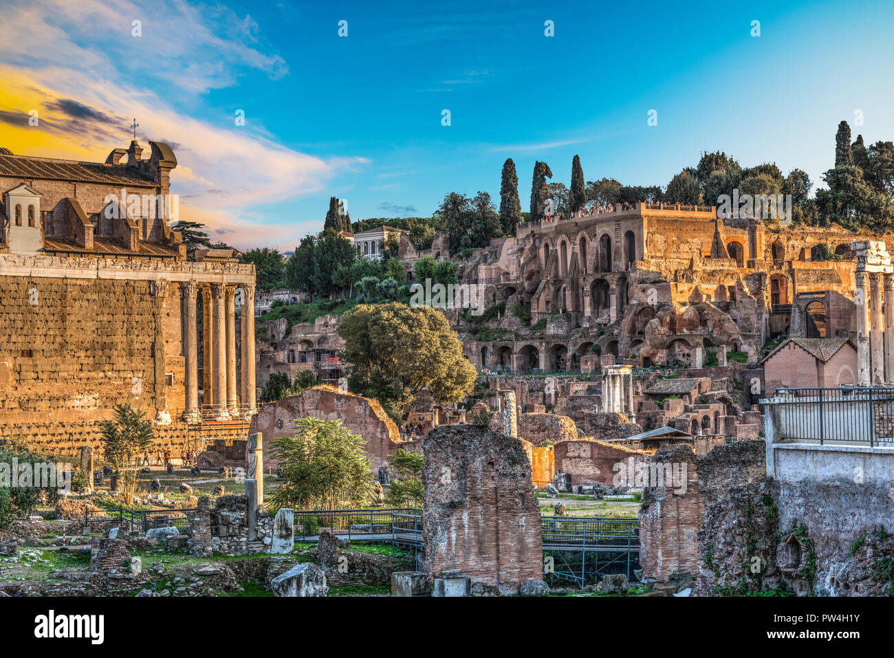 Célèbre Forums Impériaux à Rome au coucher du soleil Banque D'Images