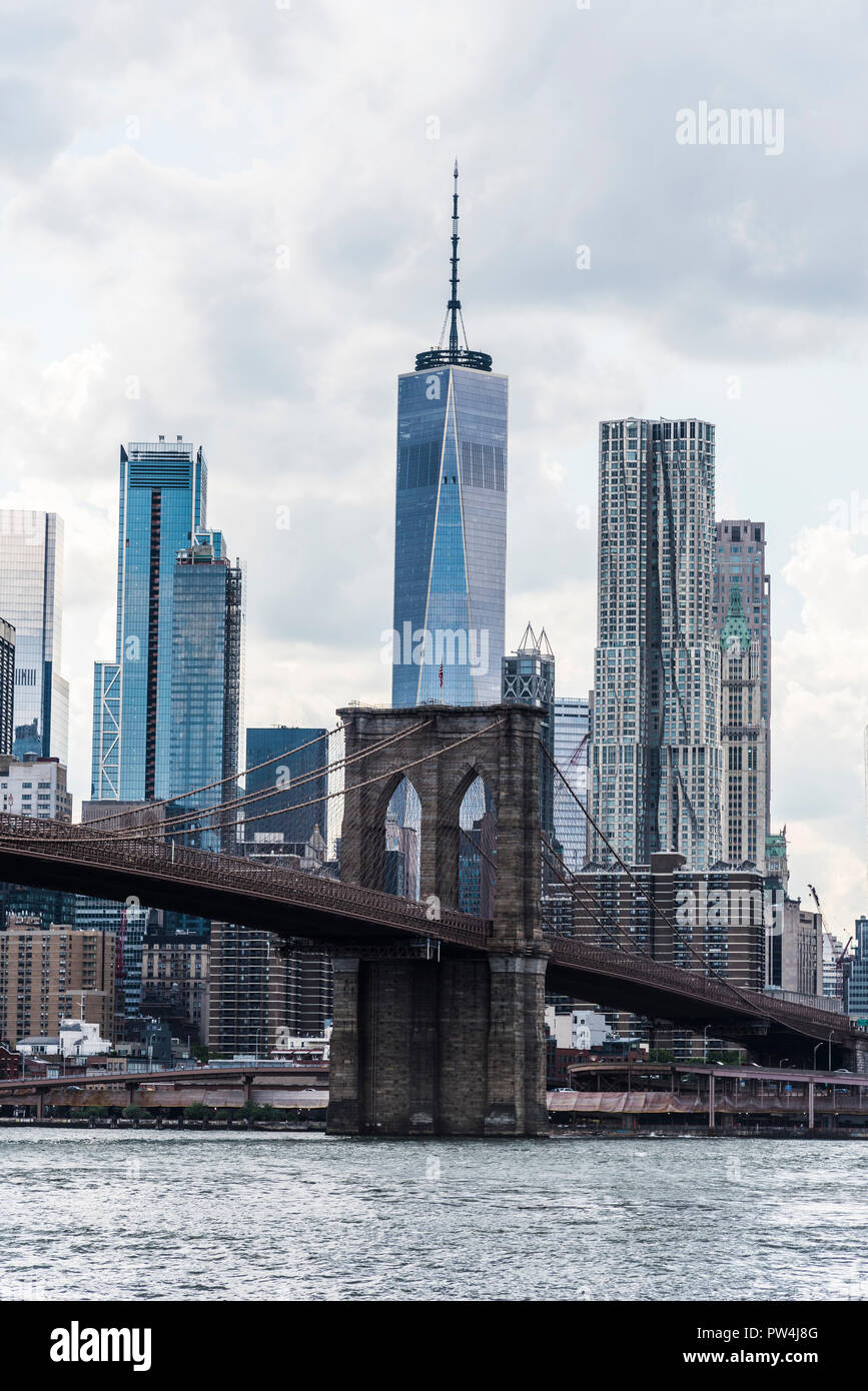 Pont de Brooklyn au cours de l'East River à l'égard des édifices modernes Banque D'Images