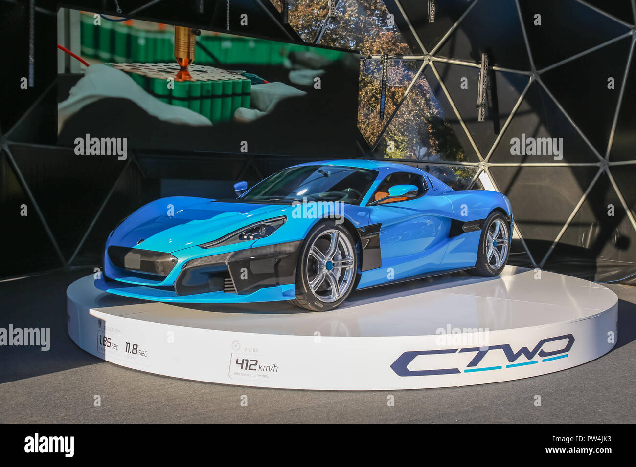 Zagreb, Croatie - 28 septembre 2018 : présentation de Rimac new electric hypercar C Deux modèle sur place Strossmayer. Banque D'Images