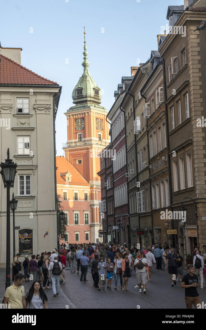 Vieille Ville (Stare Miasto), Varsovie, Pologne. Des foules de touristes apprécient ce quartier historique avec le château royal en arrière-plan. Banque D'Images